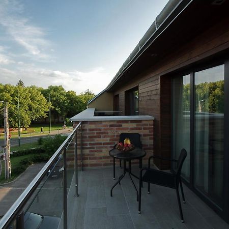 Almasy Apartmanhaz Гюла Екстериор снимка