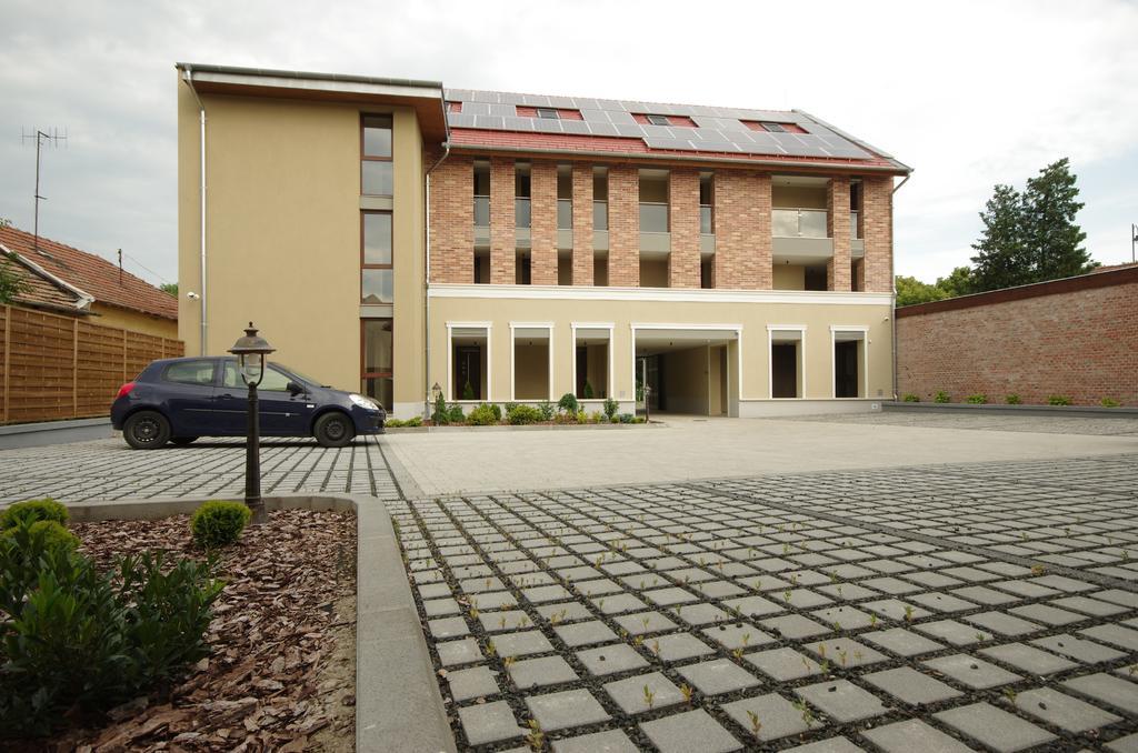 Almasy Apartmanhaz Гюла Екстериор снимка