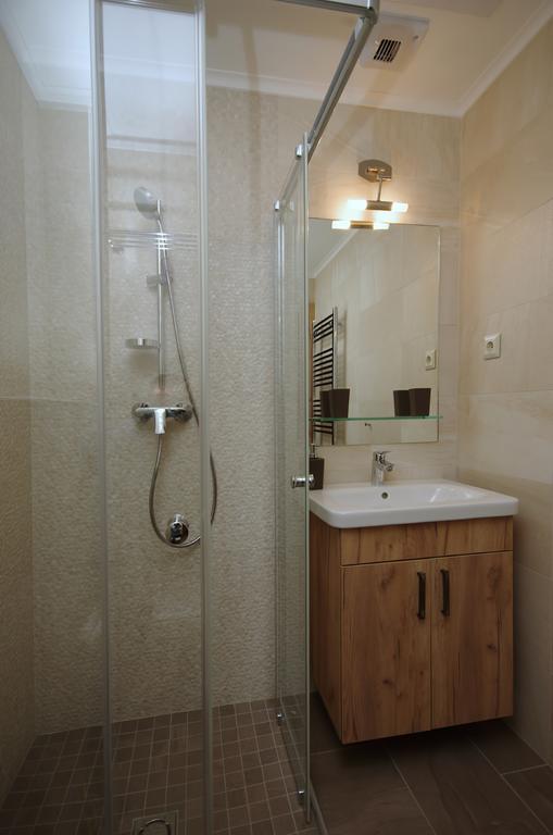 Almasy Apartmanhaz Гюла Екстериор снимка