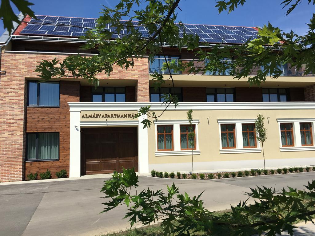 Almasy Apartmanhaz Гюла Екстериор снимка
